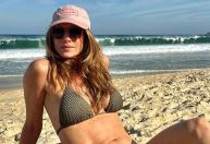 Letícia Spiller celebra 52 anos de biquíni na praia: "Cada vez mais loba"