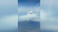 Piloto brasileiro registra erupção de vulcão em sobrevoo na Itália