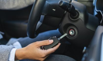 Acelerar o motor ao desligar ou ao ligar o carro? Nenhum dos dois; entenda