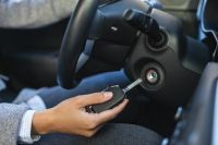 Acelerar o motor ao desligar ou ao ligar o carro? Nenhum dos dois; entenda