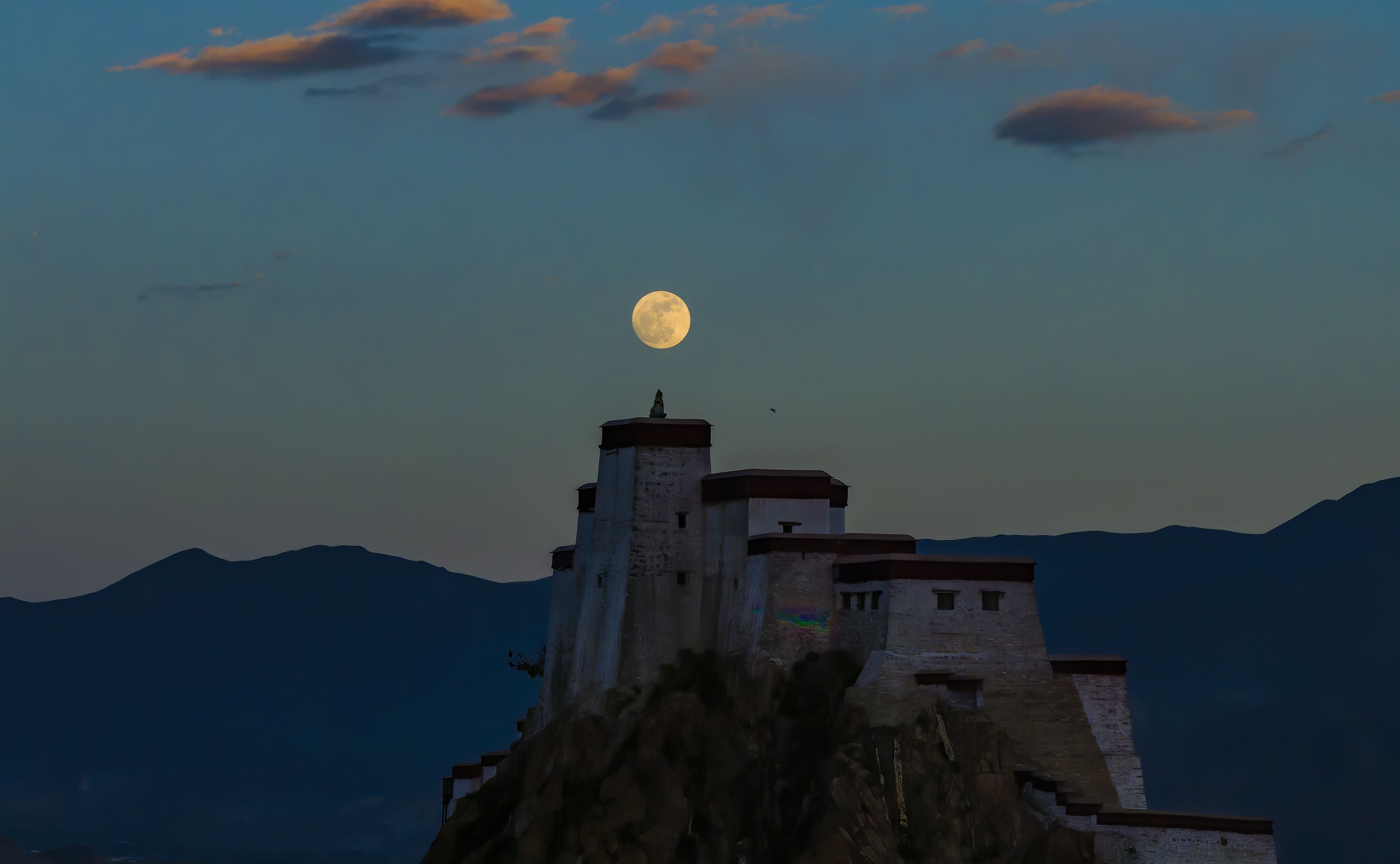 June's Full Strawberry Moon Seen Across China