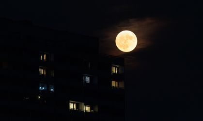 Lua de morango brilha no céu; veja fotos ao redor do mundo