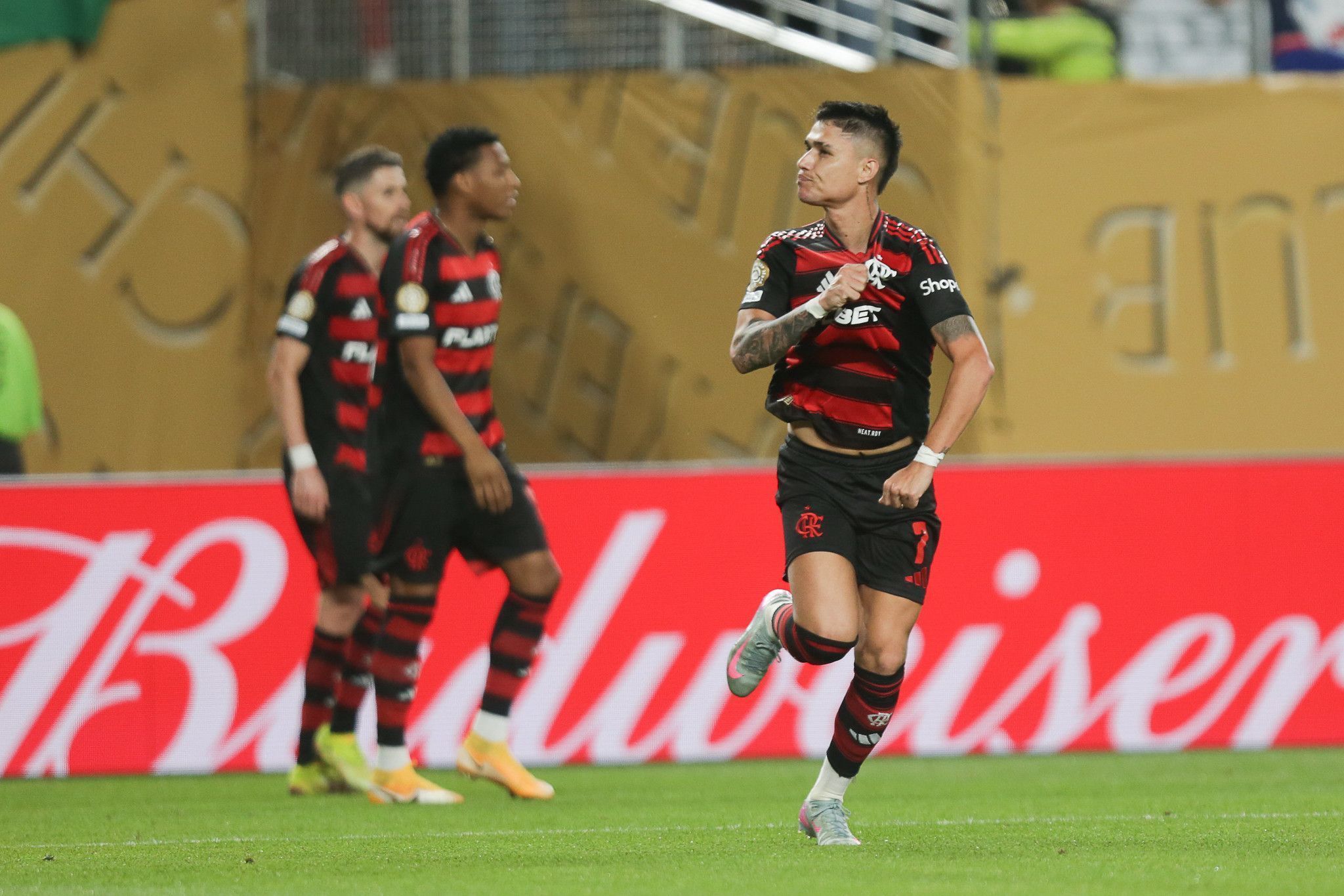 Luiz Araújo celebra o segundo gol do Flamengo sobre o Espérance, no Mundial de Clubes