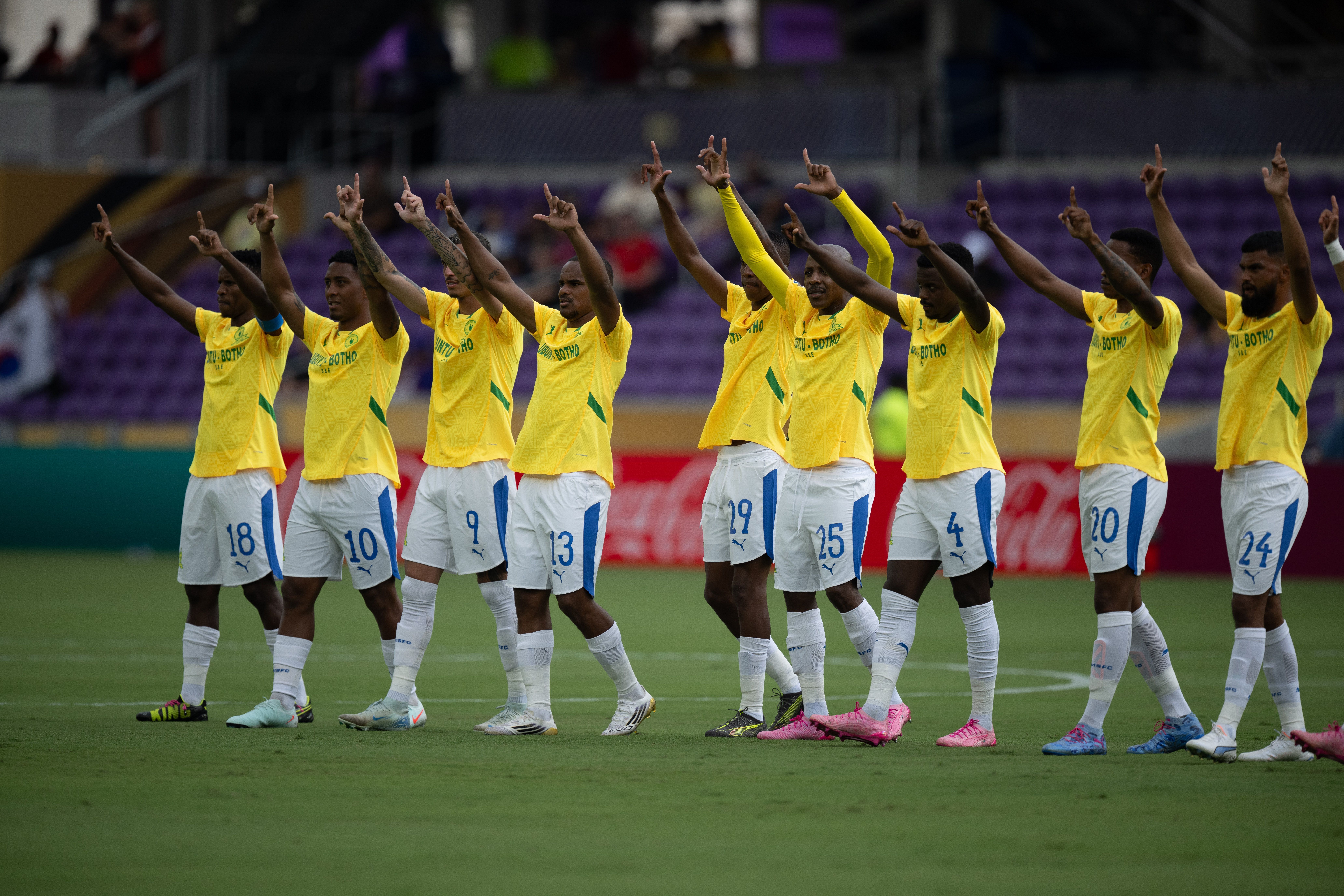 Jogadores do Mamelodi Sundowns fazem o ritual clássico antes do duelo com Ulsan HD