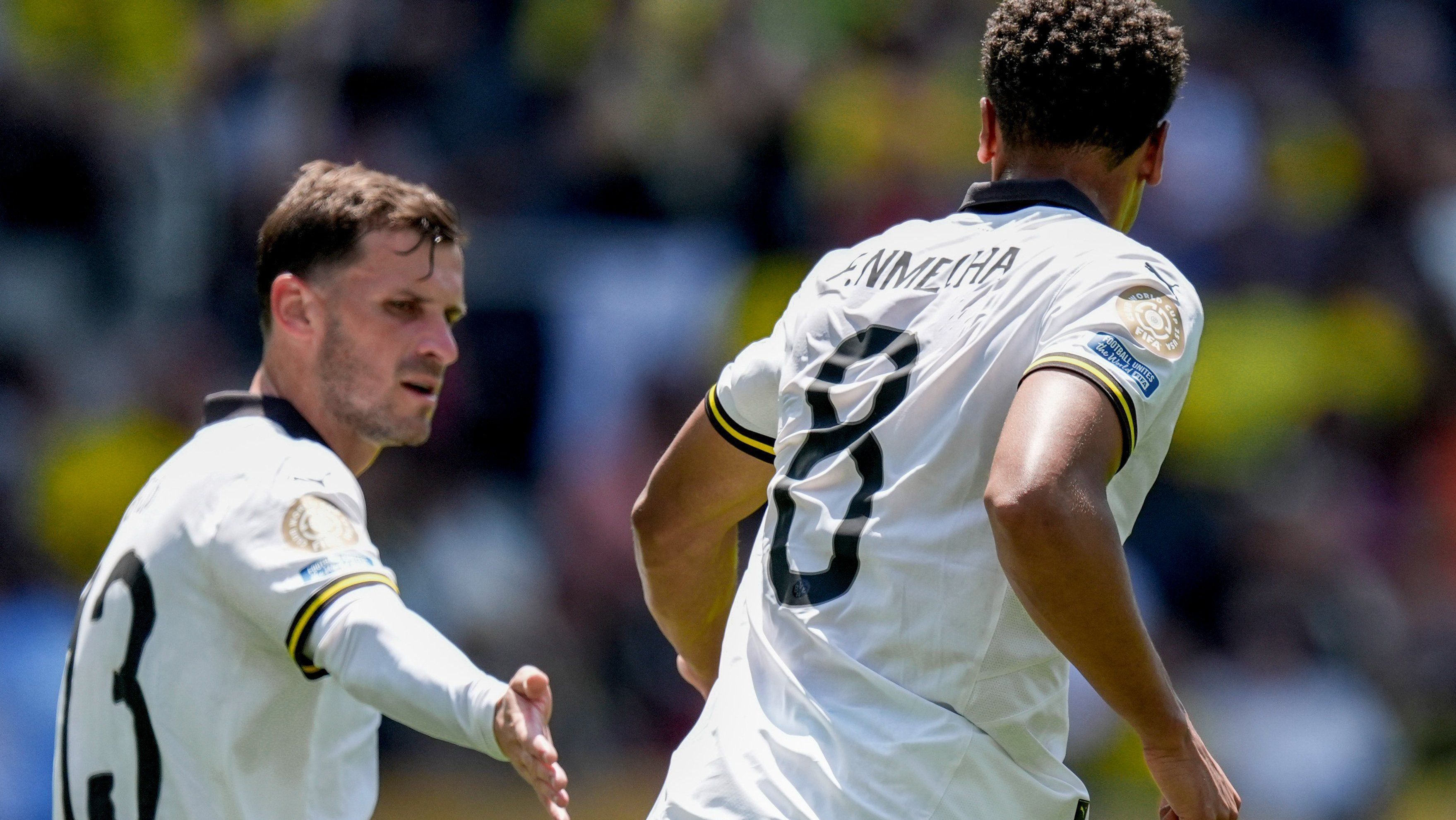 Felix Nmecha comemora gol contra o Mamelodi Sundowns