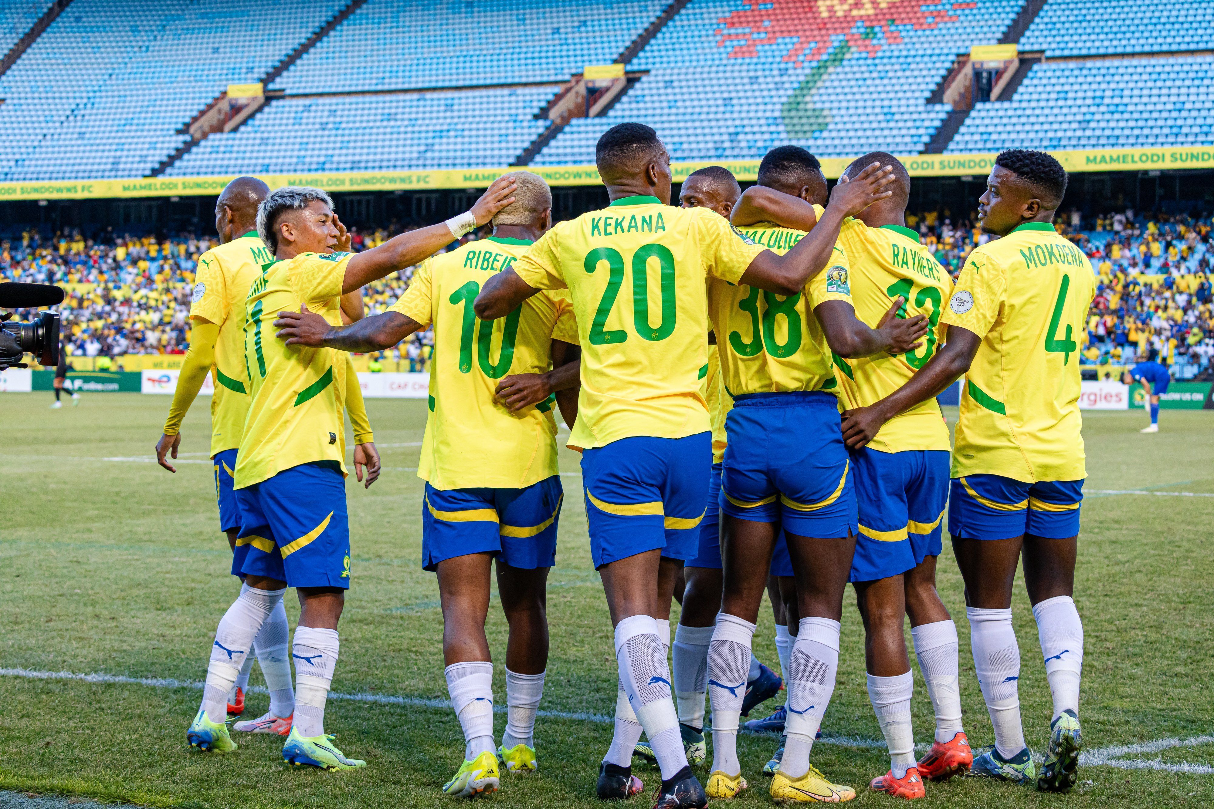 Jogadores do Mamelodi Sundowns celebram vitória