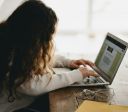 Sem dores: como posicionar mãos e corpo para digitar e usar o computador