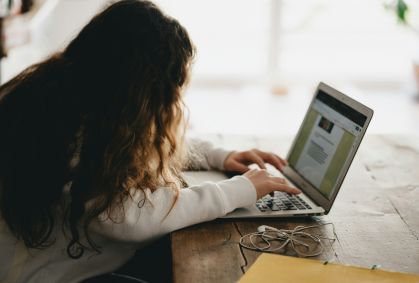 Sem dores: como posicionar mãos e corpo para digitar e usar o computador