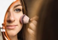 Maquiagem fora da validade? Entenda riscos no uso de cosméticos vencidos