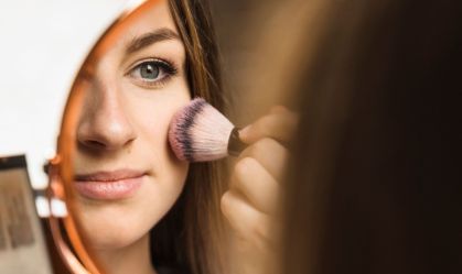 Maquiagem fora da validade? Entenda riscos no uso de cosméticos vencidos