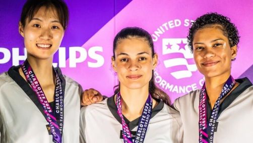 Maria Clara Pacheco, ao centro da foto, conquistou medalha de ouro no Grand Prix de Taekwondo de Charlotte, nos Estados Unidos
