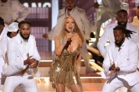 Mariah Carey faz 1ª performance de novo single no BET Awards; veja como foi