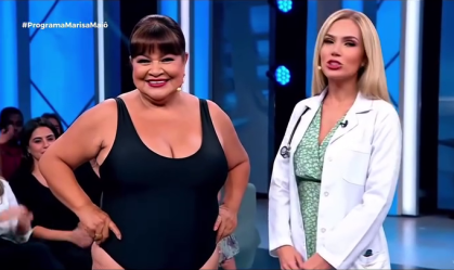 O #ProgramaMarisaMaiô traz personagens que falam sobre traições, médicos com conselhos inúteis, médiuns e repórteres nas ruas entrevistando cidadãos