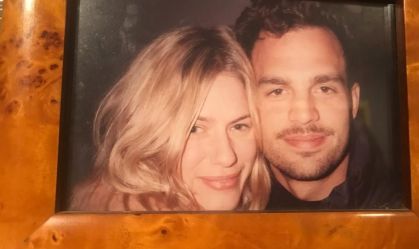 Mark Ruffalo abre álbum de fotos para homenagem de 25 anos de casamento