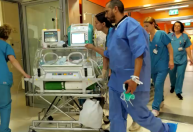 Trigêmeas nascem no subsolo em Israel durante ataques do Irã