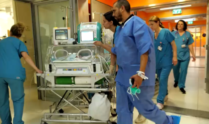 Trigêmeas nascem no subsolo em Israel durante ataques do Irã