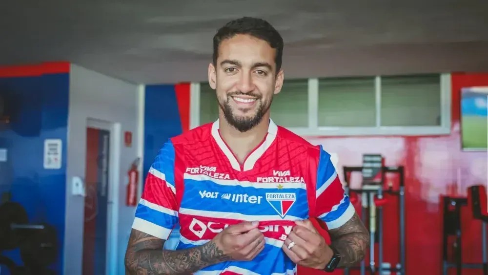 Matheus Pereira posa com a camisa do Fortaleza