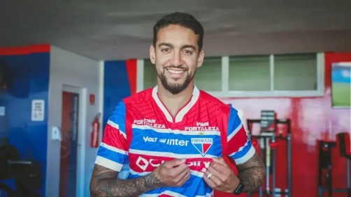 Matheus Pereira posa com a camisa do Fortaleza