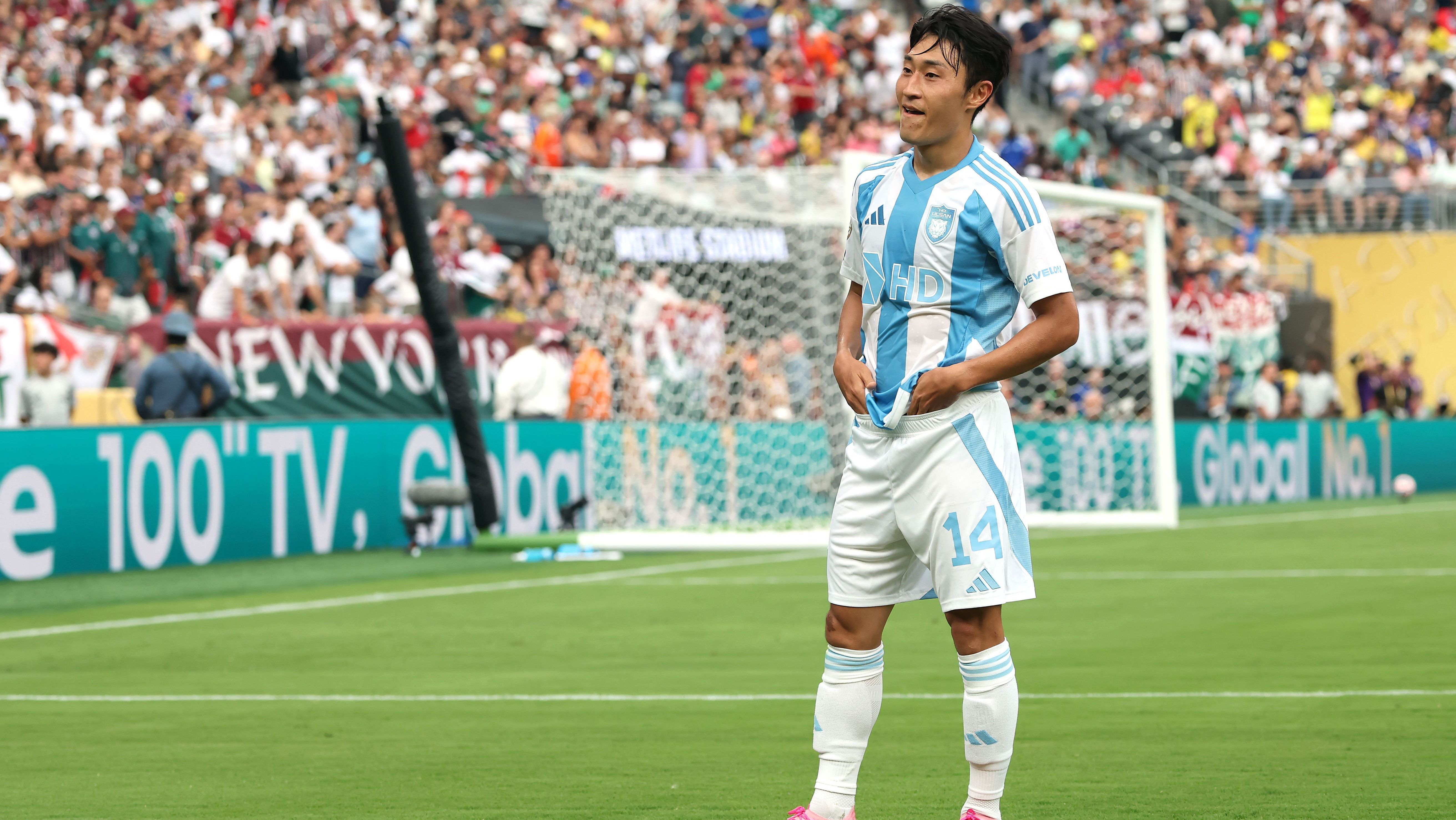 Lee Jin-hyun, do Ulsan HD, imita meme ao comemorar gol sobre o Fluminense no Mundial de Clubes