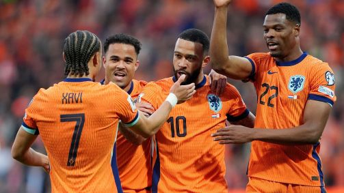 Memphis comemora gol 50 pela Holanda