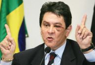 Roberto Jefferson diz que tornozeleira "aperta o pé"; Moraes permite troca