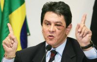 Roberto Jefferson diz que tornozeleira "aperta o pé"; Moraes permite troca