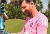 No Mundial, Messi ganha capacete de piloto da Fórmula 1