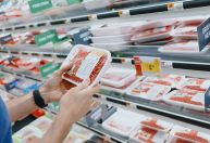Microplásticos liberados por embalagens contaminam alimentos, mostra estudo