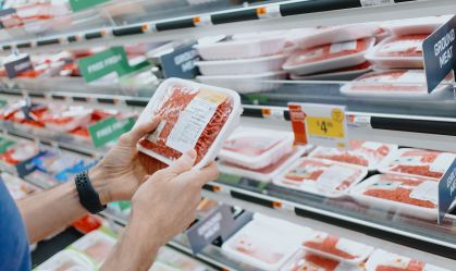Microplásticos liberados por embalagens contaminam alimentos, mostra estudo