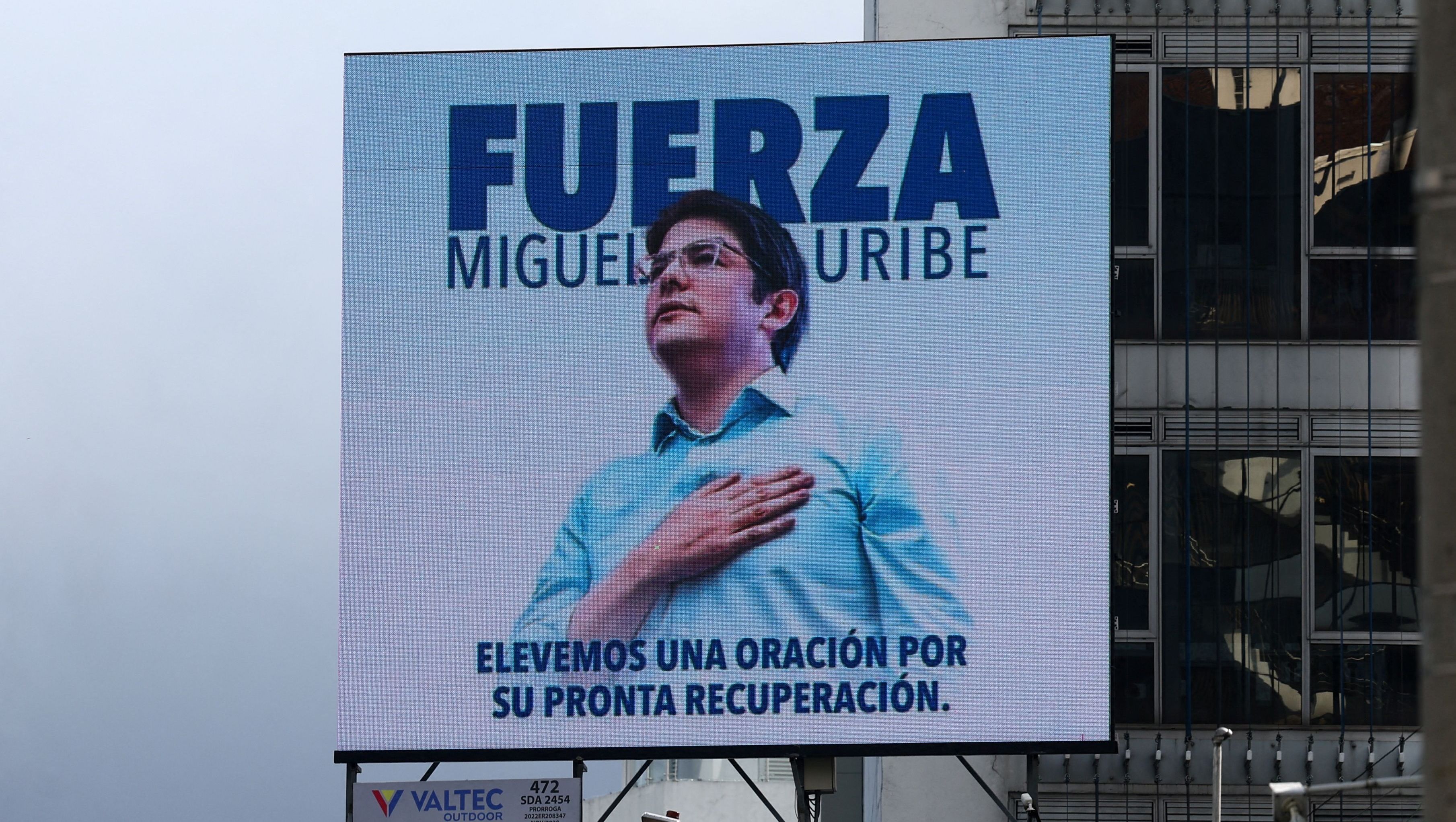 Outdoor em apoio ao senador Miguel Uribe em Bogotá