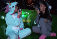 Miley Cyrus diz que escreveu música após crush em Ariana Grande; veja qual