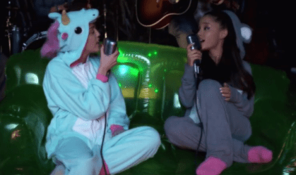 Miley Cyrus diz que escreveu música após crush em Ariana Grande; veja qual