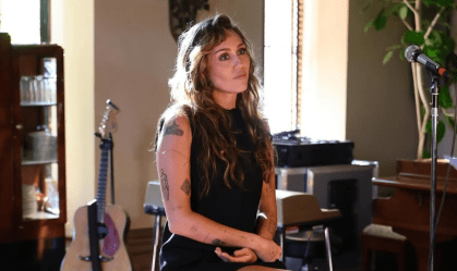 Miley Cyrus revela por que se afastou dos pais após separação