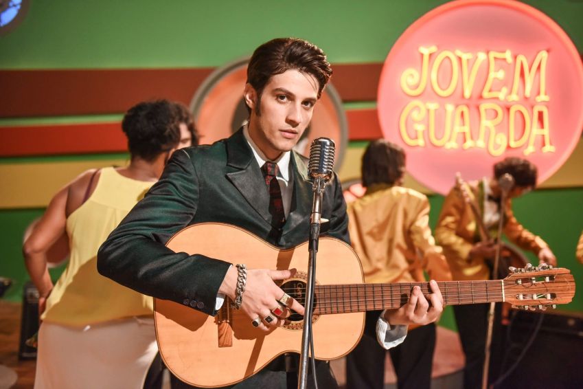 Chay Suede interpretou Erasmo Carlos em sua cinebiografia • Divulgação