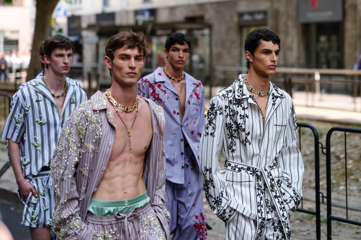 Modelos desfilam coleção da Dolce & Gabbana na Semana de Moda Masculina de Milão 2025 • Edward Berthelot/Getty Images