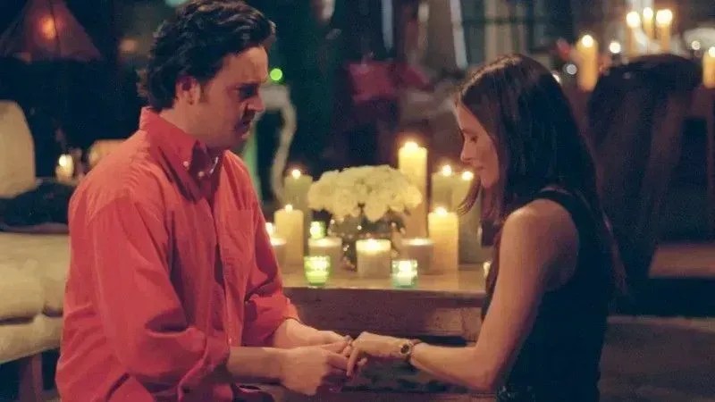 Monica e Chandler, de "Friends" (1994-2004) • Divulgação