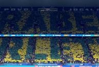 Ancelotti recebe mosaico de aniversário em jogo da Seleção; veja fotos
