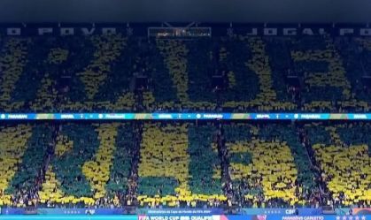Ancelotti recebe mosaico de aniversário em jogo da Seleção; veja fotos