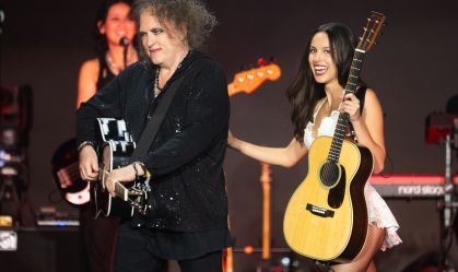 Olivia Rodrigo canta clássicos do The Cure com Robert Smith em show; veja