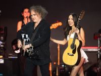 Olivia Rodrigo canta clássicos do The Cure com Robert Smith em show; veja