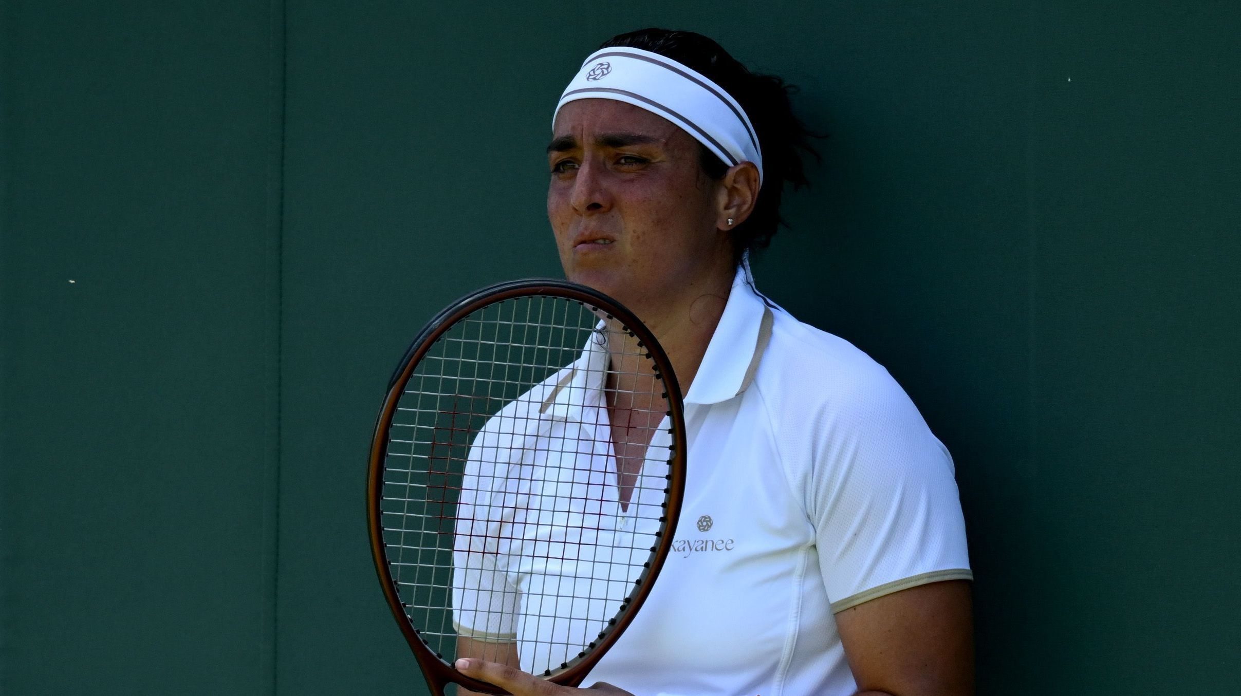 Ons Jabeur se sentiu mal na estreia em Wimbledon e precisou abandonar o duelo contra a búlgara Viktoriya Tomova