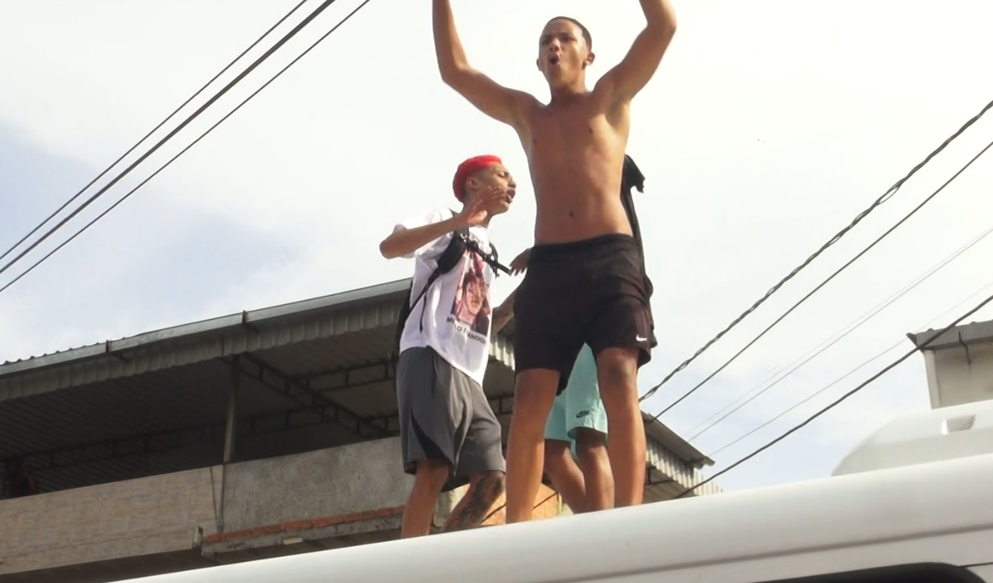 Em saída de mc poze da prisão, oruam sobe em ônibus no rj; veja vídeo | cnn brasil