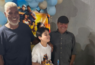 Pablo e Luisão da vida real vão a aniversário de criança com tema da série