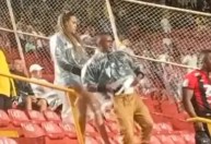 Pai de Jamerson, do Vitória, chora no Barradão após lesão do filho; assista