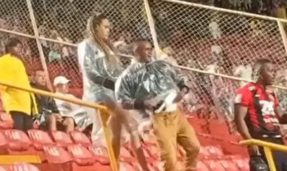 Pai de Jamerson, do Vitória, chora no Barradão após lesão do filho; assista