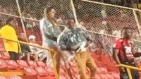 Pai de Jamerson, do Vitória, chora no Barradão após lesão do filho; assista