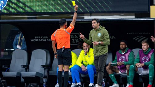 Abel Ferreira é punido com cartão amarelo após reclamação em duelo entre Palmeiras e Porto