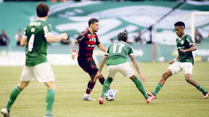 Arrascaeta carrega a bola no duelo entre Palmeiras e Flamengo