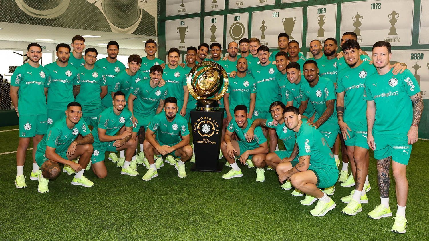 Jogadores do Palmeiras posam com a taça do Mundial de Clubes