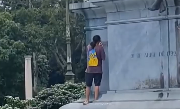 Jovem é obrigado a limpar monumento após pichação em Belém